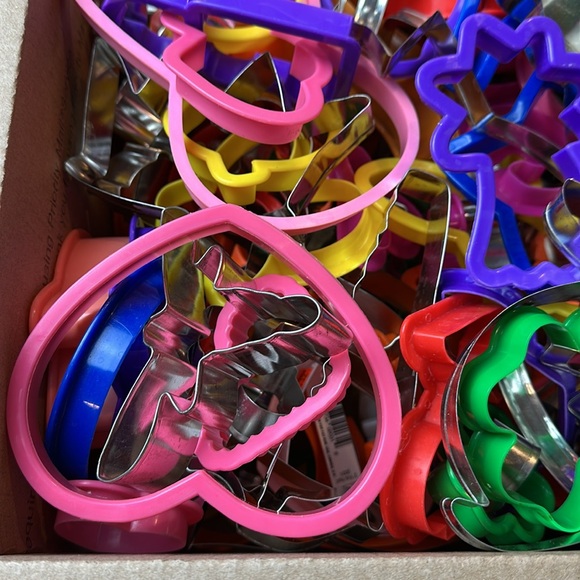 Box of pre-owned cookie cutters - 12 x 12 x 8 inch box full - see pics - Picture 5 of 5